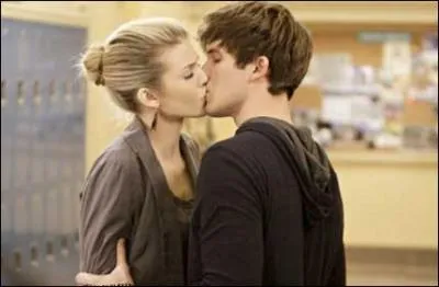 Saison 2 : Qui est-ce que Naomie essaie d'oublier au dbut de la srie ?