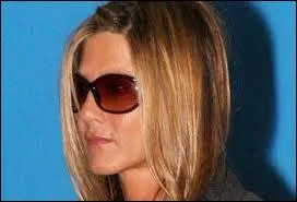 De quelles couleurs sont les yeux de Jennifer Aniston ?