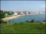 Autrefois repaire de corsaires, cette ville est aujourd'hui une station balnaire rpute du Pays basque, protge des assauts de l'Atlantique par une baie. Quelle est-elle ?
