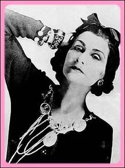 Comment la clbre styliste et modiste Coco Chanel tait-elle surnomme de ses intimes ?