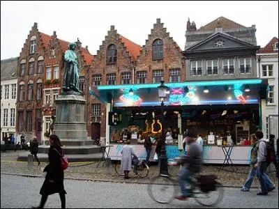 Eume voisine alle est pire qu'eune ''agache'' . Que signifie ce mot ?