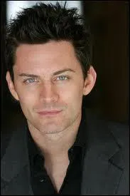 Comment s'appelle le prsentateur de shake it up ?