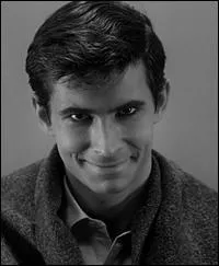 Ce dsquilibr est atteint de ddoublement de la personnalit. Aprs son parricide, il a dvelopp trois personnalits distinctes qui partagent le mme corps.