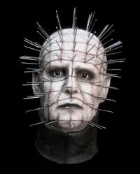 Ce sinistre pingl peut se faire passer pour un individu humain en l'corchant puis  empruntant  sa peau.