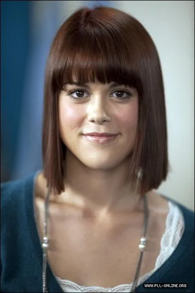 Je joue Paige dans "Pretty Little Liars". Qui suis-je ?