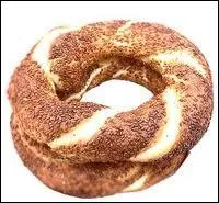 Voil une ptisserie originaire de la Turquie, avec un trou au milieu. Cette ptisserie est faite avec de la pte qui a t cuite, ensuite recouverte de petits grains. Il s'agit du ...