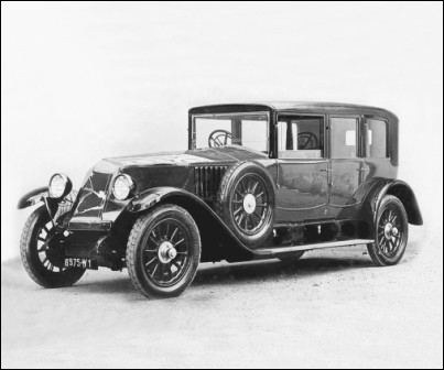 1920, Renault 40 CV, fleuron de la marque. C'est aussi...