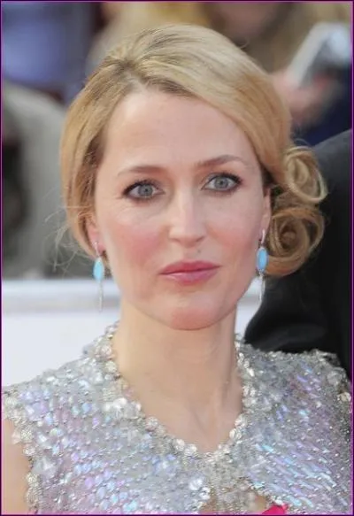 Voici une vraie blonde, Gillian Anderson, qui a connu un immense succs teinte en... rousse. dans son rle de ?