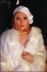Faye Dunaway a connu un immense succs, et squattait tous les grands premiers rles : Bonnie Parker, l'hystrique de boulot de Network, la photographe otage de Redford, Laura Mars... Elle vient ?