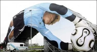 Quel est ce grand gardien de football (qui est maintenant à la retraite) ?