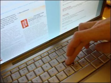 ''Quand l'écran s'allume je tape sur mon clavier 
Tous les mots sans voix qu'on se dit avec les doigts 
Et j'envoie dans la nuit 
Un message pour celle qui 
Me répondra OK pour un rendez-vous''