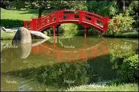 ''Faire un pont 
Pour de bon 
Lui donner ton prénom 
Le traverser 
Pour t'embrasser 
Faire un pont 
Pour de bon''