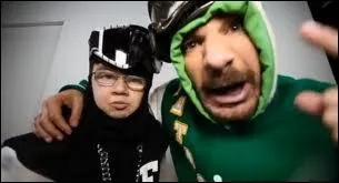 ''Fous ta cagoule (bis) 
Ou t'auras froid, t'auras les glandes, t'auras les boules 
La chair de poule 
Le nez qui coule 
Fous ta cagoule''