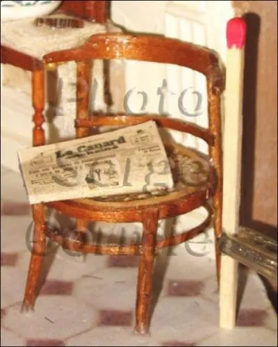 ''J'abandonne sur une chaise le journal du matin 
Les nouvelles sont mauvaises d'où qu'elles viennent
J'attends qu'elle se réveille et qu'elle se lève enfin''