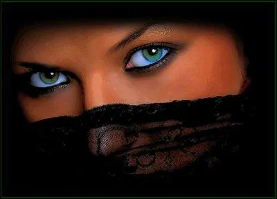 ''Tu n'es qu'un fumeur de gitanes 
Et la dernière je veux 
La voir briller au fond de mes yeux 
Aime-moi nom de Dieu''