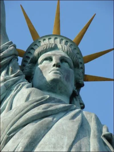 Qui a sculpt� cette Libert� �clairant le monde ?