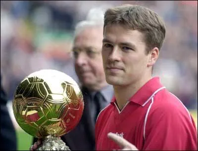 Quel attaquant anglais de Liverpool FC a remport le Ballon d'Or en 2001 ?