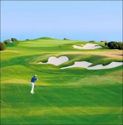 Dans combien de trous doit-on dposer la petite balle blanche ?