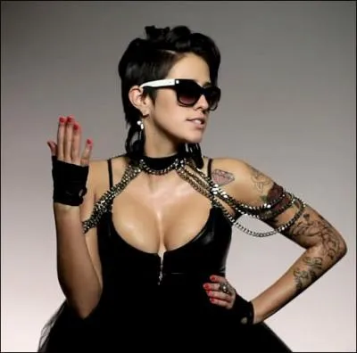 Laquelle des deux est cette brune sexy ?