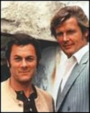 Qui incarne Lord Brett Sinclair 'Sa Majest' dans 'Amicalement vtre' ? (1971)