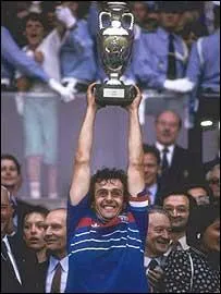 Platini qui brandit en 1984 le 1er trophe international de la France, remport face