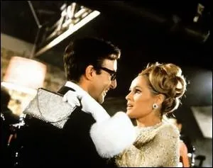 La blonde suissesse Ursula Andress, pas une grande actrice mais une starlette trs remarque dans les annes 60, ici dans le film ?