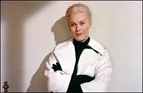 Voici l'lgante Kim Novak dans une tenue trs reconnaissable du film ?
