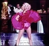 Une brune incendiaire ici en blonde platine pour un rle fameux, c'est Lesley Ann Warren dans le film ?