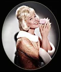 La dlicieuse Doris Day dans une comdie, mais laquelle est-ce, elle tient l'indice qui vous aidera  trouver (pour ceux qui connaissent sa carrire)