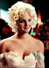 Drew barrymore en blonde platine, ce qui n'est pas habituel, dans le film ?