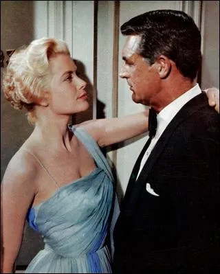 L'une des clbres blondes du cinma, Grce Kelly ici avec Cary Grant pour la fameuse scne dite de 'la main au panier', dans le film ?