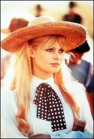 Brigitte Bardot, ici dans une tenue trs sage, pour un film qui se droule au grand soleil. Lequel est-ce ?
