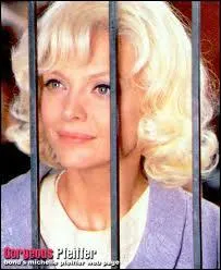 Michelle Pfeiffer est certes blonde, mais pas platine. Pour quel film porte-t-elle cette couleur et cette tenue ?