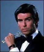 En 1982, Pierce Brosnan tait...