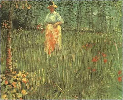 Femme marchant dans un jardin