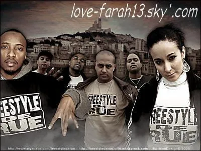 Qui est représenté au premier plan à côté de Kenza ?