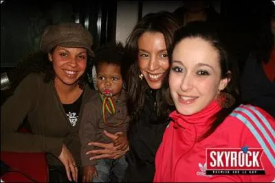 Devine qui est avec Kenza.