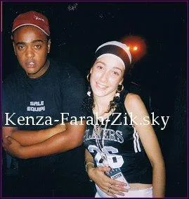 Qui est à côté de Kenza (cette photo a été prise au moment du tournage du clip ''On vous aime tant'' et date déjà de plusieurs années) ?