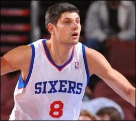 Qui est cet ailier/pivot montngrin Rookie des 76ers ?