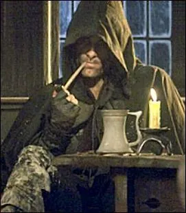 Quel personnage se prsente ainsi, cach dans sa cape, au fond d'une auberge ?