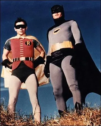 Les capes des clbres Batman et Robin ! Ici, c'est la srie des Annes 60 (on voit les collants qui plissent aux genoux). Quelle tait l'originalit de la srie ?