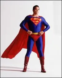 Lorsqu'il ne porte pas sa jolie tenue voyante et sa belle cape rouge, Superman s'appelle Clark Kent et ?