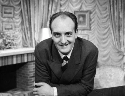 Narrateur dans les adaptations d'Astrix, j'ai rellement interview Walt Disney en chair et en os pour la tlvision. J'ai particip  17 films. Qui suis-je ?