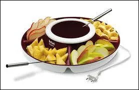 Chaudron de vin rouge pic (base de recette de vin chaud), cubes de fruits et de gteaux...