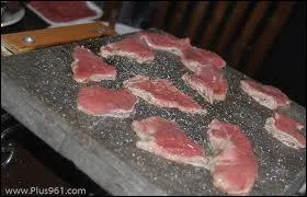 Plaque de pierre, tranches de viande trs fines, cuisson sans huile, sauces fortes ou parfumes, c'est ?