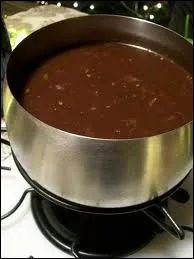 Chaudron de vin rouge, laurier, girofle, poivre, herbes, lardons grills, champignons secs, morceaux de boeuf tendre...