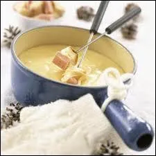 Chaudron de fromages,  parfumer de vin blanc ou d'alcool blanc, petits cubes de pain...