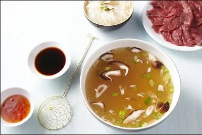 Chaudron de bouillon de volaille ou boeuf,  picer de faon exotique, petits morceaux trs fins de viande, poisson, crevettes, lgumes divers,  agrmenter de sauces exotiques...