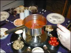 Chaudron de soupe  la tomate agrmente de parmesan, lgumes du midi coups fins, cubes de poisson, aromates, sauce rouille, pain frott d'ail...