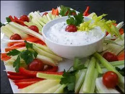 Petits pots de sauces diverses, blanches, rouges, vertes, tomates, ail, mayonnaise... btonnets de lgumes varis crus, feuilles d'endives, bouquets de chou-fleur...